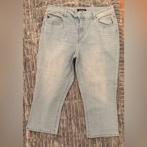 d. jeans Women's Straight Leg  Capri light wash Jean